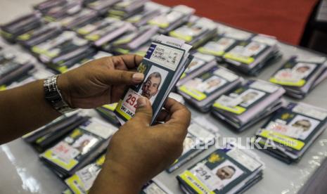 Petugas memberikan paspor untuk calon jamaah haji di Asrama Haji Embarkasi Jakarta-Pondok Gede, Jakarta, Sabtu (11/5/2024). Sebanyak 385 calon jamaah haji asal Jakarta Barat tiba di Asrama Haji EMbarkasi Jakarta-Pondok Gede untuk transit terlebih dahulu sebelum diberangkatkan ke Arab Saudi melalui Bandara Soekarno Hatta. 