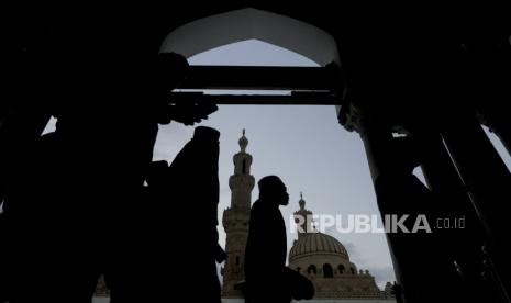 Umat Muslim memasuki masjid Al-Azhar,  di Kairo, Mesir, Sabtu (25/3/2023). 