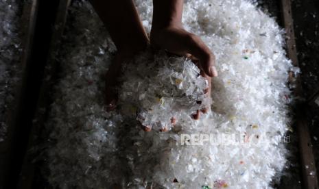 Seorang warga binaan permasyarakatan memperlihatkan contoh cacahan botol plastik hasil produksi mereka di Lapas Kelas IIA Pontianak di Sungai Raya, Kabupaten Kubu Raya, Kalimantan Barat, Kamis (28/7/2022). Beberapa perusahaan barang konsumsi terbesar dunia, termasuk PepsiCo, Mars, dan Nestle, hampir dipastikan meleset dari target untuk membuat kemasan plastik lebih berkelanjutan pada 2025.