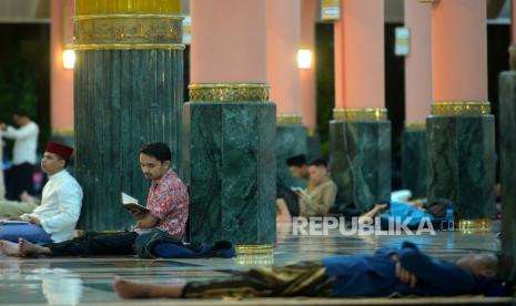 Jamaah membaca Alquran saat itikaf Ramadhan di Masjid Kampus UGM, Yogyakarta, Selasa (11/4/2023) malam. Pada 10 hari terakhir Ramadhan jamaah ramai melakukan itikaf di berbagai masjid. Saat itikaf jamaah beribadah seperti sholat sunnah, berzikir, serta membaca Alquran. Di Maskam UGM bagi jamaah yang beritikaf disediakan menu angkringan mulai pukul 22.00 hingga waktu sahur.