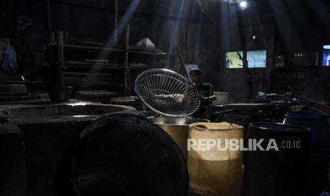 Pekerja merapikan peralatan produksi tahu dan tempe di salah satu industri rumahan di Sentra Industri Tahu Cibuntu, Babakan Ciparay, Kota Bandung, Jumat (28/5). Sejumlah industri pembuatan tahu dan tempe di Sentra Industri Tahu Cibuntu melakukan aksi mogok produksi mulai dari 28-30 Mei mendatang akibat tingginya harga kedelai yang mencapai Rp11 ribu per kilogram dan berdampak pada kenaikan harga tahu dan tempe sebesar 15-25 persen atau sekitar Rp1.200 per potong. Foto: Republika/Abdan Syakura