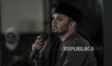 Ustaz Hanan Attaaki memberikan tausiyah saat acara edukasi kesehatan lambung di Masjid Agung Sunda Kelapa, Jakarta, Kamis (21/4/2022). PT Kalbe Farma Tbk. (Kalbe) melalui brand Promag bekerja sama denga Ikatan Dokter Indonesia (IDI) menggelar edukasi dan sosialisasi pentingnya menjaga kesehatan lambung menggunakan Maag Meter, Yaitu alat ukur kesehatan berbasis dihital untuk mengecek kondisi lambung. Selain edukasi Kalbe juga melakukan disinfeksi dan bersih-bersih 750 masjid. Republika/Putra M. Akbar