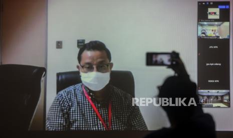 Jurnalis mengambil gambar Mantan Menteri Sosial Juliari Peter Batubara memberikan kesaksian saat menjalani sidang yang berlangsung virtual di gedung KPK, Jakarta, Senin (22/3). Juliari Peter Batubara dihadirkan sebagai saksi pada sidang untuk terdakwa Harry Van Sidabuke terkait kasus dugaan korupsi bantuan sosial Covid-19. Republika/Putra M. Akbar