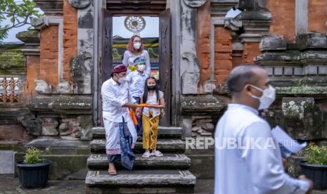 Masyarakat Bali tiba untuk menghadiri Misa Malam Natal di sebuah gereja di Canggu, Bali, Indonesia, 24 Desember 2022. Komunitas Kristiani di seluruh dunia akan merayakan Natal pada 25 Desember, yang merupakan festival tahunan memperingati kelahiran Yesus Kristus, tokoh sentral Kristen, kelompok agama terbesar di dunia. Menag Bersyukur Perayaan Natal 2022 Berlangsung Khidmat