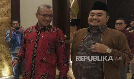 Ketua KPU RI Hasyim Asy'ari (kiri) berjalan keluar usai menyampaikan paparan saat konferensi pers terkait putusan Pengadilan Negeri Jakarta Pusat (PN Jakpus) di Nusa Dua, Badung, Bali, Kamis (2/3/2023) malam. Ketua KPU RI mengatakan memastikan akan mengajukan upaya hukum banding atas putusan Pengadilan Negeri Jakarta Pusat (PN Jakpus) yang memerintah untuk tidak melaksanakan sisa tahapan Pemilu 2024 selama 2 tahun 4 bulan dan 7 hari. Namun, KPU menegaskan akan tetap melanjutkan tahapan Pemilu 2024.