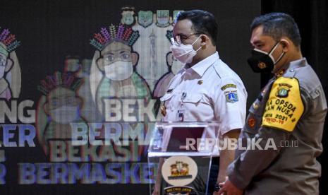 Gubernur DKI Jakarta Anies Baswedan (kiri). Hari ini Anies menegaskan Jakarta tidak pernah merencanakan lockdown pada akhir pekan. (ilustrasi)