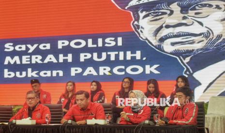 Sekjen DPP PDIP Hasto Kristiyanto (kiri) bersama jajaran pengurus menyampaikan keterangan pers terkait Pilkada 2024 di Kantor DPP PDIP, Jakarta, Ahad (1/12/2024). Dalam kesempatan tersebut,Sekjen DPP PDIP Hasto Kristiyanto menyampaikan dan mengklaim PDIP berhasil menang di 14 provinsi dan 247 kabupaten/kota dalam kontestasi Pilkada 2024.