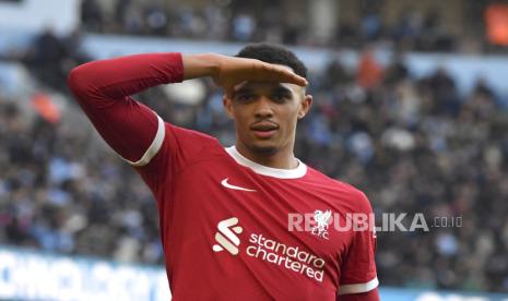 Bek Liverpool Trent Alexander-Arnold merayakan golnya ke gawang Manchester City dalam lanjutan Liga Primer Inggris.