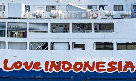 Penumpang berada di atas kapal feri yang akan menuju Pulau Sumbawa, Senin (30/10/2023). ASDP Indonesia Ferry (Persero) mencatat kenaikan aset menjadi Rp 11 triliun.