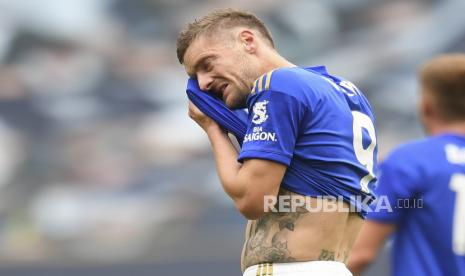 Pemain LeicesterJamie Vardy mengusap wajah dengan jeseynya setelah pertandingan Liga Premier Inggris antara Tottenham Hotspur dan Leicester City di London, Inggris, Ahad (19/7/2020).