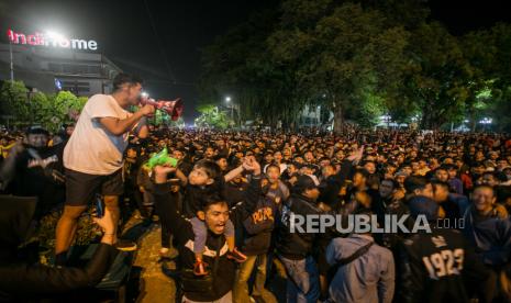 Warga berselebrasi usai menyaksikan kemenangan Timnas Indonesia U-22 pada final sepak bola SEA Games 2023 saat nobar melalui videotron di Solo, Jawa Tengah, Selasa (16/5/2023).