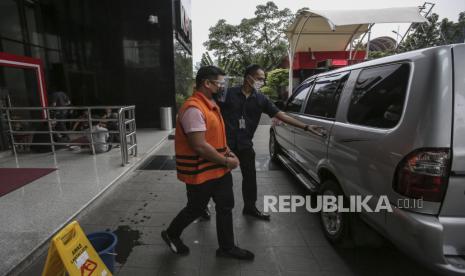 Tersangka staf khusus mantan Menteri Kelautan dan Perikanan Edhy Prabowo yang juga Ketua Pelaksana Tim Uji Tuntas Perizinan Usaha Perikanan Budidaya Lobster Andreau Misanta Pribadi (kiri) usai menjalani pemeriksaan di gedung KPK, Jakarta. (ilustrasi)