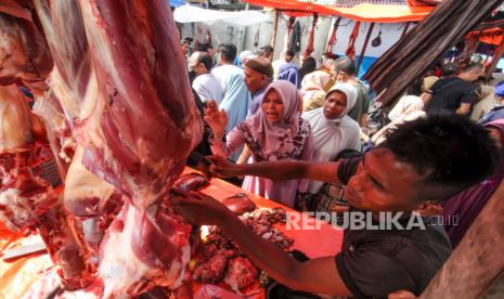 Warga memilih daging sapi pada perayaan tradisi Meugang Ramadhan 1443 Hijriah di Lhokseumawe, Aceh. Jumat (1/4/2022). Perayaan Meugang merupakan tradisi membeli daging sapi tanpa perbedaan kaya dan miskin, lalu dimasak sebagai hidangan istimewa keluarga yang dilaksanakan tiga kali dalam setahun, yakni datangnya Ramadhan, Hari Raya Idul Fitri, dan Idul Adha. 