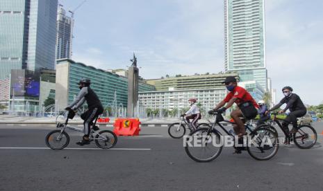 Tips Aman Bersepeda Agar Tetap Bugar dan Sehat. Warga bersepeda melintasi kawasan Bundaran HI, Jakarta, Ahad (3/1/2021). Meski Car Free Day belum diberlakukan karena Pemprov DKI masih memperpanjang Pembatasan Sosial Berskala Besar (PSBB), sejumlah warga tetap berolahraga melintasi jalan Sudirman - Thamrin di ibu kota.