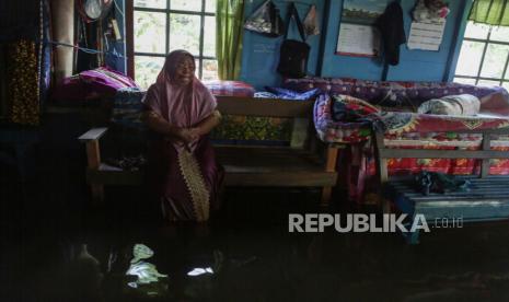 Warga duduk di rumahnya yang terendam banjir di Desa Petak Bahandang, Kabupaten Katingan, Kalimantan Tengah, Sabtu (11/9/2021). Ratusan rumah dan puluhan desa terdalam di wilayah kabupaten tersebut masih terendam banjir sejak Selasa (24/8) dengan ketinggian 60 centimeter hingga 2 meter karena luapan Sungai Katingan akibat intensitas hujan yang tinggi. 