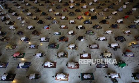 Umat muslim melaksanakan shalat Idul Adha di Masjid Al Akbar, Surabaya, Jawa Timur, Jumat (31/7/2020). Pelaksanaan shalat Idul Adha di masjid tersebut menerapkan protokol kesehatan secara ketat seperti pengecekan suhu tubuh, penggunaan masker, pengaturan jarak serta pengurangan jumlah jamaah yang biasanya mencapai 40.000 orang menjadi 5.000 jamaah. 