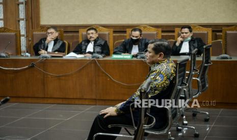 Terdakwa kasus dugaan suap penghapusan red notice Joko Tjandra, Irjen Pol Napoleon Bonaparte  menjalani sidang lanjutan di Pengadilan Tipikor, Jakarta, Senin (16/11). Sidang mantan Kepala Divisi Hubungan Internasional Polri itu beragendakan pembacaan eksepsi atau nota keberatan yang dibacakan kuasa hukum terdakwa. Republika/Thoudy Badai