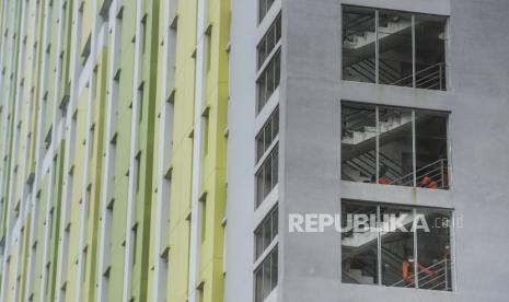 Petugas saat beraktivitas di Rusun Pasar Rumput, Jakarta, Jumat (9/7). Pemerintah menyiapkan Rusun Pasar Rumput sebagai tempat isolasi mandiri bagi pasien Covid-19 bergejala ringan dan orang tanpa gejala (OTG). Republika/Putra M. Akbar