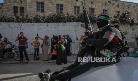 Pejuang brigade Izz ad-Din al-Qassam, sayap militer Hamas, berparade untuk mengenang para pejuang al-Qassam yang tewas dalam konflik baru-baru ini di Kota Gaza, 27 Mei 2021 (dikeluarkan 28 Mei 2021). Setelah sebelas hari bertempur, gencatan senjata mulai berlaku pada 21 Mei antara Israel dan militan di Jalur Gaza di bawah inisiatif Mesir untuk gencatan senjata tanpa syarat.