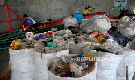 Tumpukan sampah plastik hasil pemilahan di Tempat Pengolahan Sampah Terintegrasi (TPST) Sindu Mandiri, Desa Sinduadi, Sleman, Yogyakarta, Senin (11/9/2023). TPST Sindu Mandiri yang belum genap berusia satu bulan ini dibuat untuk mengatasi persoalan sampah di tingkat Desa Sinduadi yang bersamaan dengan ditutupnya TPST Piyungan. Saat ini pengolahan sampah tingkat kelurahan ini sudah menerima sampah sebanyak dua ton setiap harinya. Di sini juga tersedia pengolahan sampah organik dengan maggot serta alat pengepres sampah plastik menjadi kubus. Untuk sementara TPST ini hanya menerima sampah dari warga Sinduadi, dan tidak menutup kemungkinan akan menerima sampah dari warga desa lain nanti.