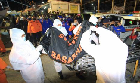 Petugas SAR gabungan membawa Jenazah anak Buah Kapal (ABK) KM Barokah Jaya yang tenggelam saat evakuasi di pelabuhan ikan Eretan wetan, Kandanghaur, Indramayu, Jawa Barat, Minggu (4/4/2021) malam. Sebanyak 15 ABK yang selamat dan dua orang meninggal dunia berhasil dievakuasi, sementara 15 orang lainnya masih belum ditemukan.