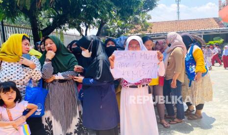 Orangtua dan siswa SDN Cibeureum 1 Kota Bogor melakukan unjuk rasa. Legislator minta Disdik Kota Bogor persiapkan PPDB agar kericuhan tidak terulang.