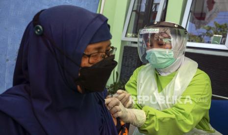 Banyakanya warga lansia yang komorbid menjadi salah satu penyebab lambatnya target pencapaian vaksinasi di Kabupaten Bogor. Foto: seorang ibu lansia disuntik vaksin Covid-19 (ilustrasi) 