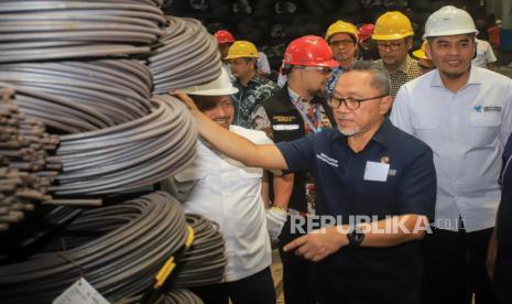 Menteri Perdagangan Zulkifli Hasan (keempat kiri) bersama Wakil Ketua Satuan Tugas Khusus (Satgasus) Pencegahan Korupsi Polri Novel Baswedan (ketiga kiri) melakukan sidak ke pabrik baja tulangan beton di PT Long Teng Iron and Steel Product di Pasar Kemis, Kabupaten Tangerang, Banten, Kamis (12/1/2023). Menteri Perdagangan bersama tim Kepolisian RI melakukan penertiban terhadap 2.300 ton baja tulang beton yang tidak memenuhi Standar Nasional Indonesia (SNI) senilai Rp32 miliar. 