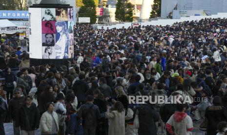 Fans menanti konser Taylor Swift.