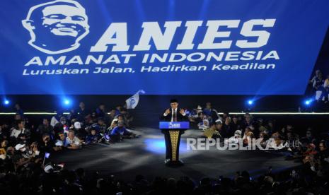 Bakal Calon Presiden dari Koalisi Perubahan untuk Persatuan (KPP) Anies Baswedan menyampaikan pidato politik di Tenis Indoor Senayan, Kompleks Gelora Bung Karno, Jakarta, Ahad (7/5/2023). Anies Baswedan menyampaikan pidato bertajuk Meluruskan Jalan Menghadirkan Keadilan yang dihadiri 4.000 relawan. Pada kesempatan tersebut juga dideklarasikan relawan Amanat Indonesia (Anies) yang merupakan komunitas gerakan yang memperjuangkan Anies sebagai Presiden 2024.