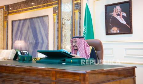 Foto selebaran yang disediakan oleh Pengadilan Kerajaan Saudi menunjukkan Raja Saudi Salman bin Abdulaziz Al Saud memimpin rapat virtual dari kantor pusatnya di Rumah Sakit Spesialis Faisal di Riyadh, Arab Saudi, 22 Juli 2020. Arab Saudi Rayakan Tiga Abad Berdirinya Kerajaan