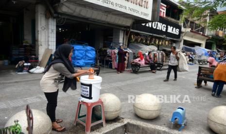 Penyediaan Fasilitas Cuci Tangan. Fasilitas cuci tangan disediakan di beberapa titik jalur pedestrian Malioboro, Yogyakarta, Selasa (17/3). Fasilitas cuci tangan gratis ini sabagai upaya pencegahan penyebaran virus corona atau covid 19 di Malioboro. Wihdan/ Republika(Wihdan Hidayat/ Republika)