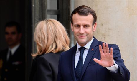 Presiden Macron kampanyekan vaksin Covid-19 di tengah meningkatnya protes antivaksin.