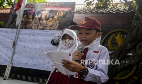 Siswa membacakan puisi untuk guru saat peringatan Hari Guru Nasional di SDN Pondok Cina 1, Depok, Jawa Barat, Jumat (25/11/2022). Siswa SDNPondok Cina 1 tetap memperingati Hari Guru Nasional meskipun para guru tidak hadir ke sekolahnya sejak (14/11/2022), akibat polemik relokasi sekolah menjadi masjid raya. Republika/Putra M. Akbar