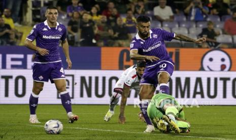 Pemain Fiorentina Nicolas Gonzalez (kanan) mencetak gol pembuka  dalam pertandingan Serie A Italia antara Fiorentina melawan Cagliari di Stadion Artemio Franchi, Florence, Itali, Selasa (3/10/2023) dini hari WIB.