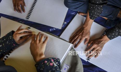 Para penyandang tunanetra belajar membaca Quran braille sambil bermain di Wisata Mandiri Sayang Kaak, Desa Handapherang, Kabupaten Ciamis, Jawa Barat, Ahad (30/8/2020). Saung Quran Bunda menggelar acara mengaji Alquran braille bagi para penyandang disabilitas sekaligus mengenalkan suasana alam sambil berwisata kepada mereka. 