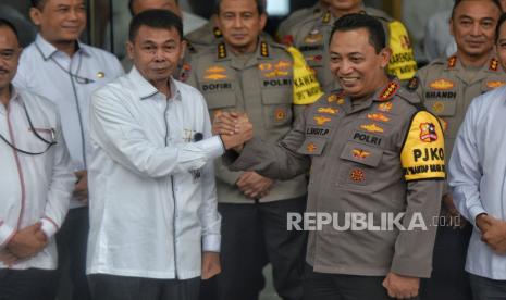 Ketua KPK Sementara Nawawi Pomolango berjabat tangan bersama Kapolri Jenderal Listyo Sigit Prabowo.