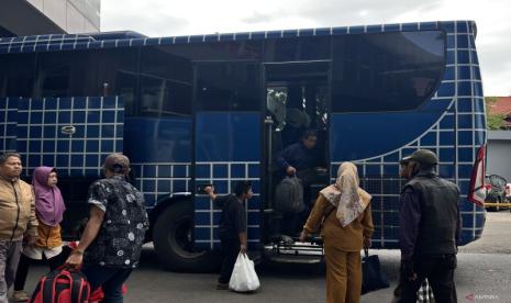 Eskalator Mati dan Asap Rokok di Terminal Leuwipanjang Dikeluhkan Pemudik