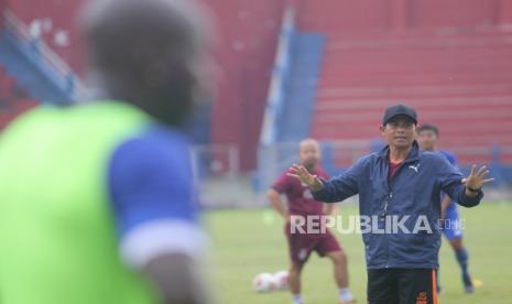 Pelatih baru Persik Kediri Joko Susilo memberikan arahan kepada pemain saat memimpin latihan perdananya di Stadion Brawijaya, Kota Kediri, Jawa Timur, Jumat (12/3/2021). Mantan asisten pelatih timnas tersebut ditunjuk sebagai pelatih Persik Kediri pada Turnamen Piala Menpora dan kompetisi Liga 1 mendatang.