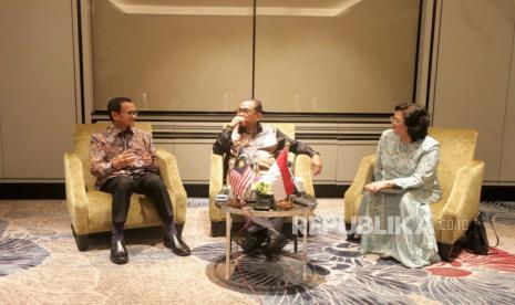 Plt Direktur Jenderal Pendidikan Tinggi, Riset, dan Teknologi Kemendikbudristek Nizam (kiri) dan Menteri Pendidikan Tinggi Malaysia Mohamed Khaled Nordin (tengah) dalam sesi konferensi pers di Hotel Mandarin Oriental, Jakarta Pusat, Selasa (18/7/2023).