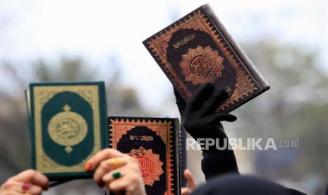 Pendukung partai Liga Wanita Muslim memegang salinan Alquran selama protes terhadap Swedia, di Peshawar, Pakistan, Sabtu (28/1/2023). Alquran Dibakar, AS Ingatkan Warganya Waspada di Swedia