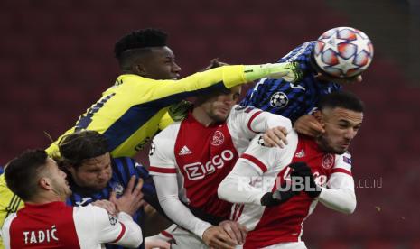 Penjaga gawang Ajax Andre Onana, kiri atas, melakukan penyelamatan pada pertandingan sepak bola grup D Liga Champions antara Ajax dan Atalanta di Johan Cruyff ArenA di Amsterdam, Belanda, beberapa waktu lalu.