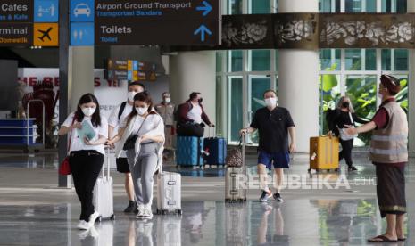  Wisatawan asing tiba di Bandara Internasional Ngurah Rai di Bali, 7 Maret 2022. Menteri Pariwisata dan Ekonomi Kreatif, Sandiaga Salahuddin Uno, menyampaikan pemerintah memperluas negara yang bisa mendapatkan fasilitas visa on arrival (voa) untuk wisata ke Bali. 