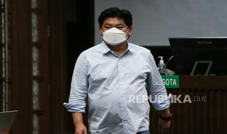 Jampidsus akan Ajukan Banding atas Putusan Pidana Nol Heru Hidayat. Foto:  Terdakwa Presiden Komisaris PT Trada Alam Minera Heru Hidayat (kanan) bersiap menjalani sidang vonis di Pengadilan Tipikor, Jakarta, Selasa (18/1/2022). Majelis hakim pengadilan Tindak Pidana Korupsi (Tipikor) Jakarta menjatuhkan vonis nihil kepada Heru Hidayat ditambah kewajiban membayar uang pengganti senilai Rp12,643 triliun karena terbukti bersalah melakukan korupsi di PT ASABRI secara bersama-sama dengan sejumlah terdakwa lainnya yang merugikan keuangan negara mencapai Rp22,7 triliun. 