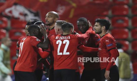  Para pemain Rennes merayakannya setelah Serhou Guirassy dari Rennes mencetak gol pembuka timnya selama Liga Champions, pertandingan sepak bola grup E antara Rennes dan Krasnodar di stadion Roazhon Park di Rennes, Prancis, Selasa, 20 Oktober 2020. 