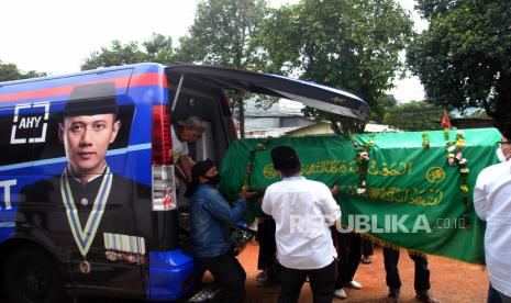 Anggota keluarga dan kerabat mengangkat jenazah mantan politisi Partai Demokrat Max Sopacua di Tempat Pemakaman Keluarga, Ciomas, Kabupaten Bogor, Jawa Barat, Rabu (17/11/2021). Max Sopacua meninggal dunia setelah menjalani perawatan selama 17 hari di RSPAD Gatot Subroto, Jakarta karena sakit paru-paru. 