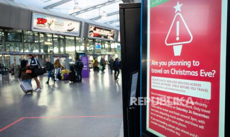 Papan informasi di Manchester Piccadilly menampilkan peringatan tentang aksi industri di Manchester, Inggris, 24 Desember 2022. Anggota Serikat Pekerja Rel, Maritim, dan Transportasi Nasional (RMT) melakukan pemogokan dari 24 hingga 27 Desember 2022 lalu.