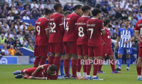 Para pemain Liverpool menjadi pagar betis pada laga melawan Brighton, Ahad (8/10/2023). 