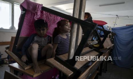 Warga Palestina berlindung di sekolah yang dikelola oleh PBB setelah melarikan diri dari serangan rudal hebat Israel di pinggiran Kota Gaza, Rabu, 19 Mei 2021.