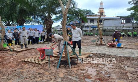 Pj Gubernur DKI Jakarta Heru Budi Hartono dalam kegiatan penanaman pohon di Taman Sensori, Jalan Pandawa RT 08 RW 02, Kelurahan Kamal, Kecamatan Kalideres, Jakarta Barat, Selasa (28/2/2023). Heru berencana membangun sumur resapan untuk mengurangi banjir di kawasan Kamal. 